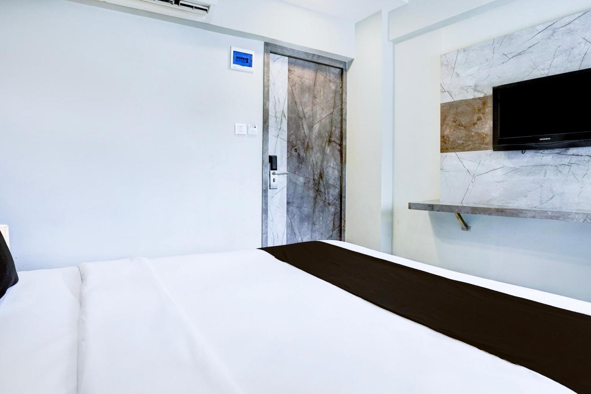 Super Townhouse Oak Vashi Ξενοδοχείο Turambhe Εξωτερικό φωτογραφία
