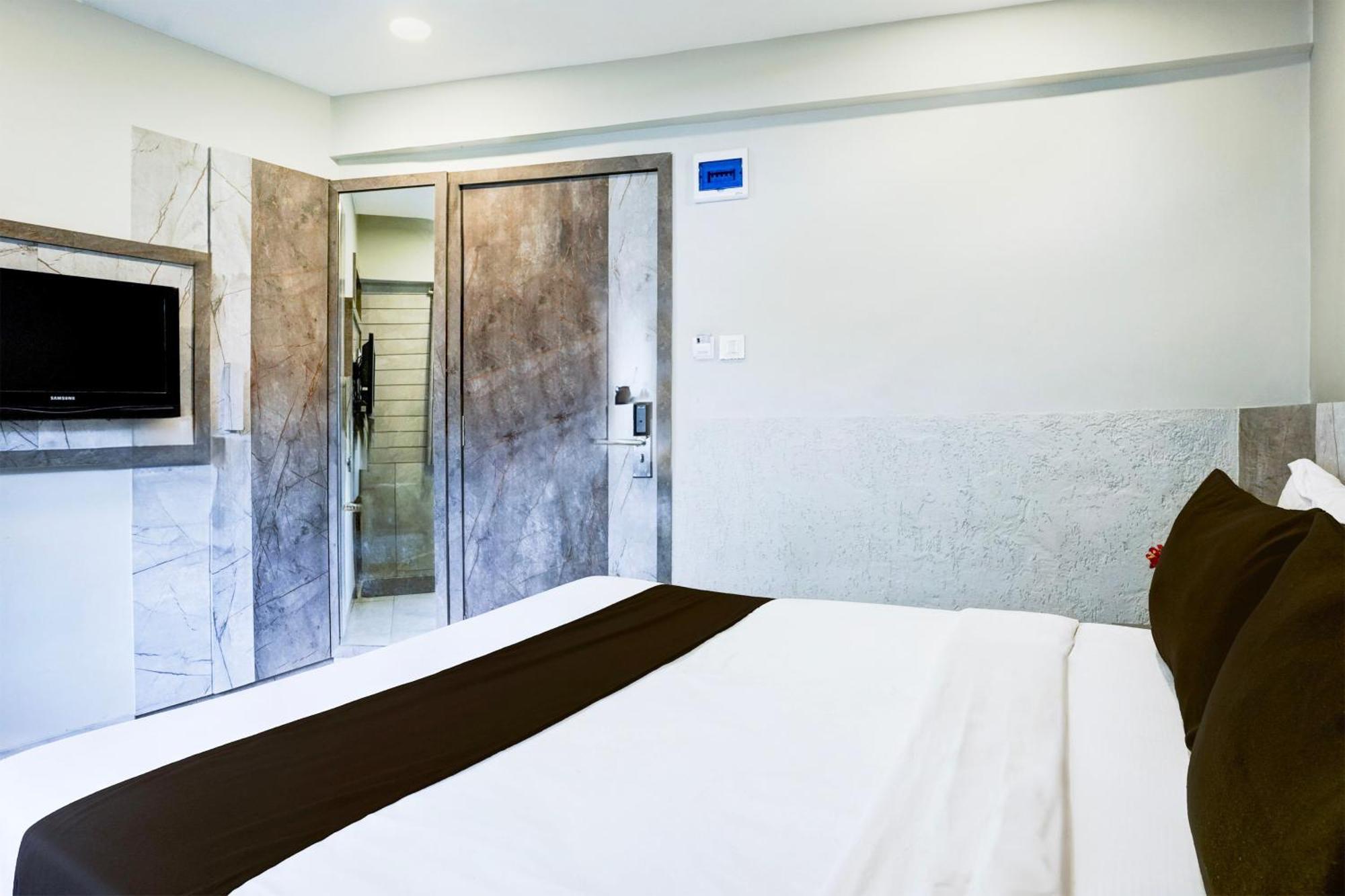 Super Townhouse Oak Vashi Ξενοδοχείο Turambhe Εξωτερικό φωτογραφία