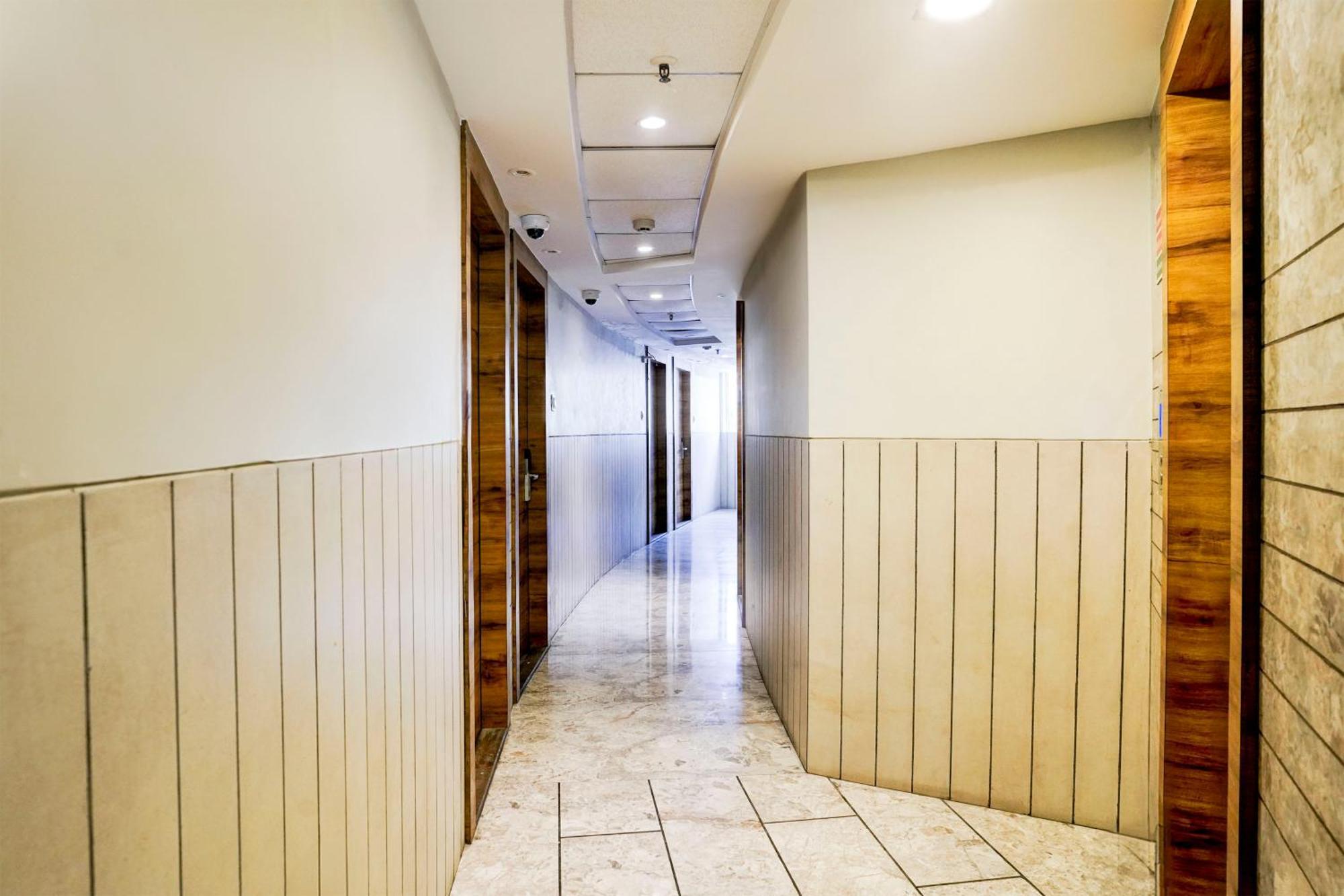 Super Townhouse Oak Vashi Ξενοδοχείο Turambhe Εξωτερικό φωτογραφία