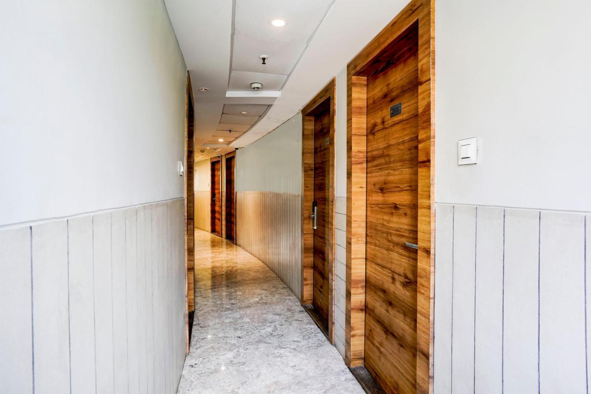 Super Townhouse Oak Vashi Ξενοδοχείο Turambhe Εξωτερικό φωτογραφία