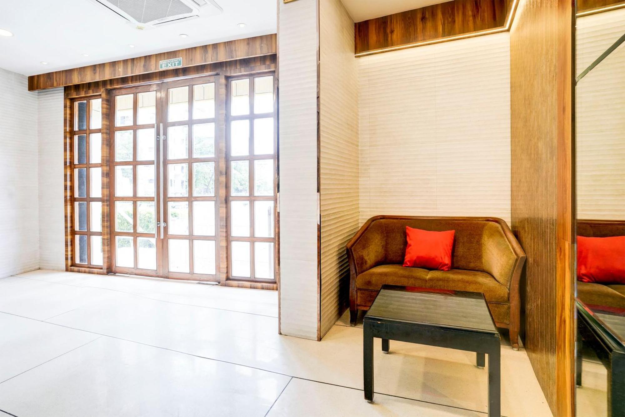 Super Townhouse Oak Vashi Ξενοδοχείο Turambhe Εξωτερικό φωτογραφία